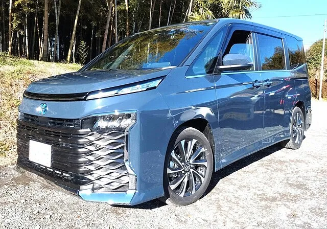 「令和6年式 ヴォクシー ハイブリッド（HV）をご案内｜事故代車・長期レンタルにも対応」
