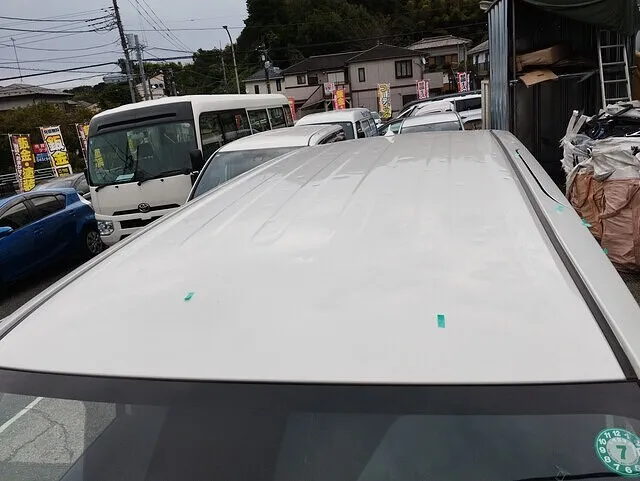 「現行ノア ハイブリッド（HV）ヒョウ害修理事例｜通常交換のルーフ・フードを板金で完全再生」
