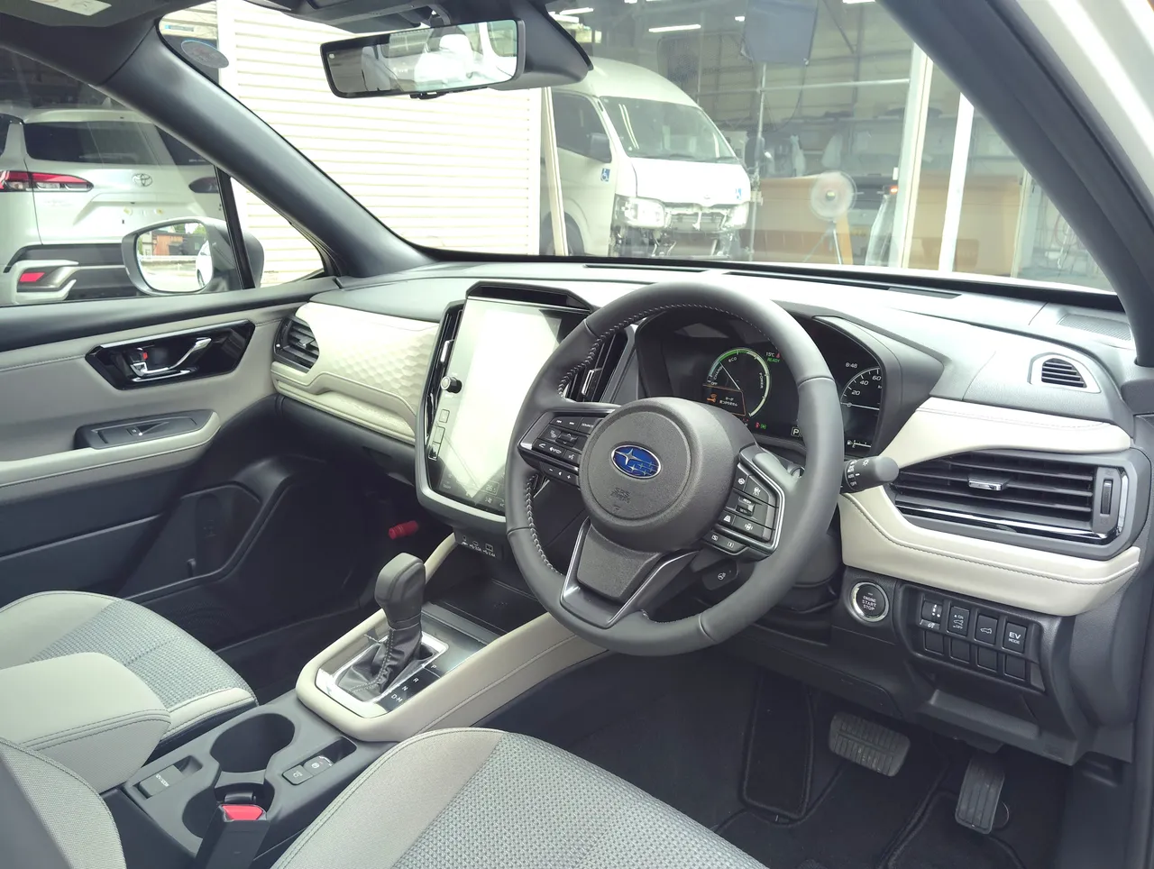 新型フォレスター 運転席 センターモニター 代車 ケービーエス