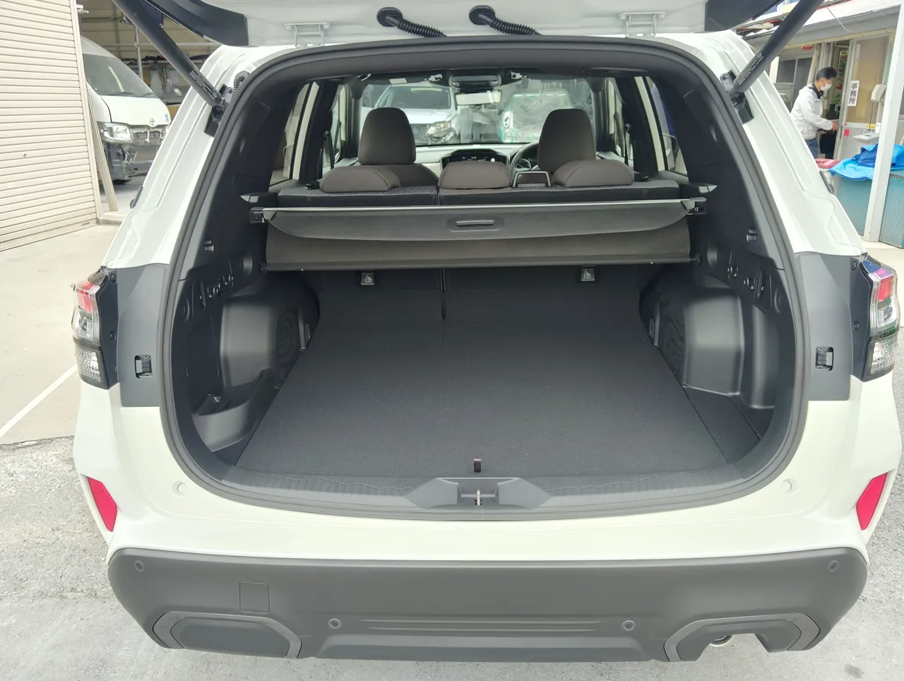 新型フォレスター 荷室 ラゲッジ 代車